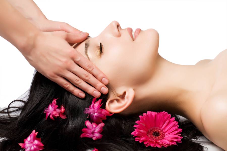 Massage mặt luôn là phương pháp thần kỳ không tốn kém giúp chị em duy trì tuổi xuân