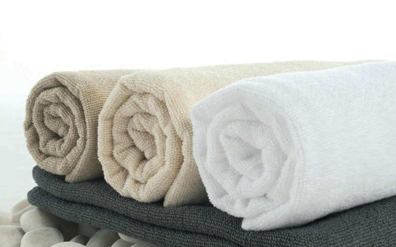 Cuộn tròn khăn cũng là cách gấp khăn spa được nhiều người yêu thích