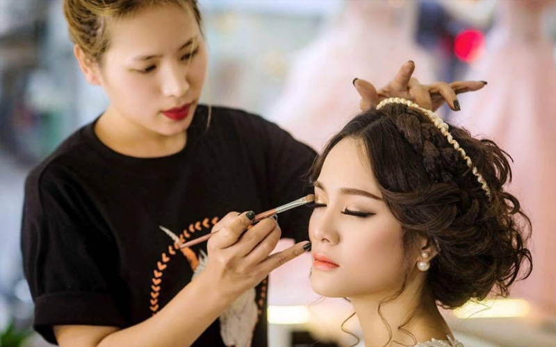 Makeup cũng là một trong những nghề làm đẹp cho phụ nữ