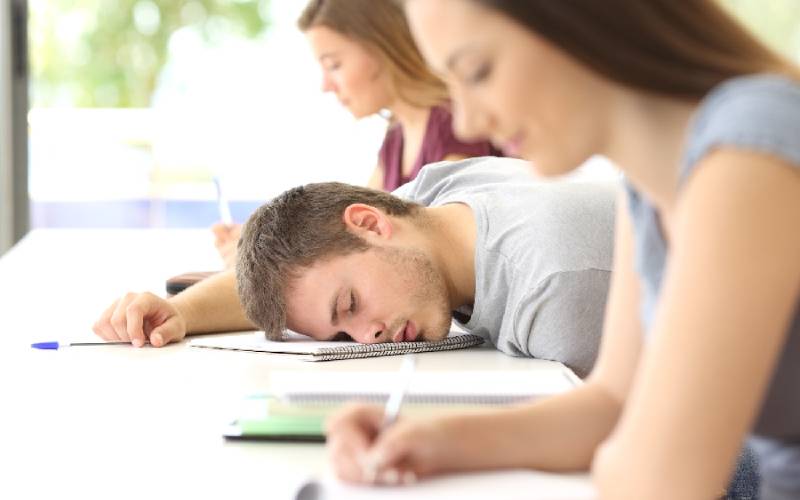 Thiếu ngủ, ngủ không đủ giấc là những nguyên nhân chính khiến bạn thường xuyên uể oải, buồn ngủ trong giờ học