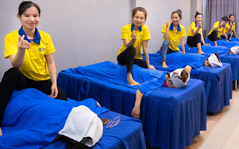 Khóa học massage body được rất nhiều học viên trẻ tuổi tìm đến
