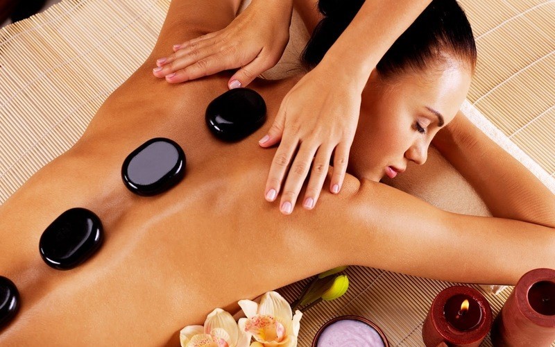 Massage đá nóng giúp bạn thư giãn sau một ngày dài