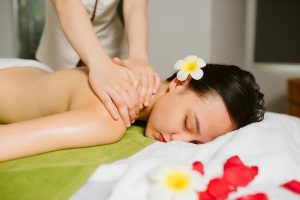Massage mô sâu tại Louis Spa sẽ giúp khách hàng loại bỏ các cơn đau xương khớp hiệu quả