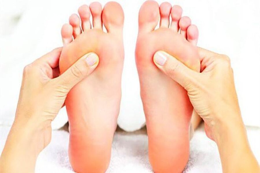Ấn huyệt lòng bàn chân giúp kích thích các huyệt đạo liên kết với các bộ phận cơ thể