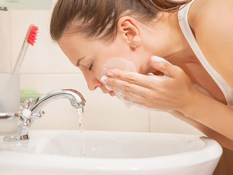 Rửa mặt thật sạch trước khi massage mặt