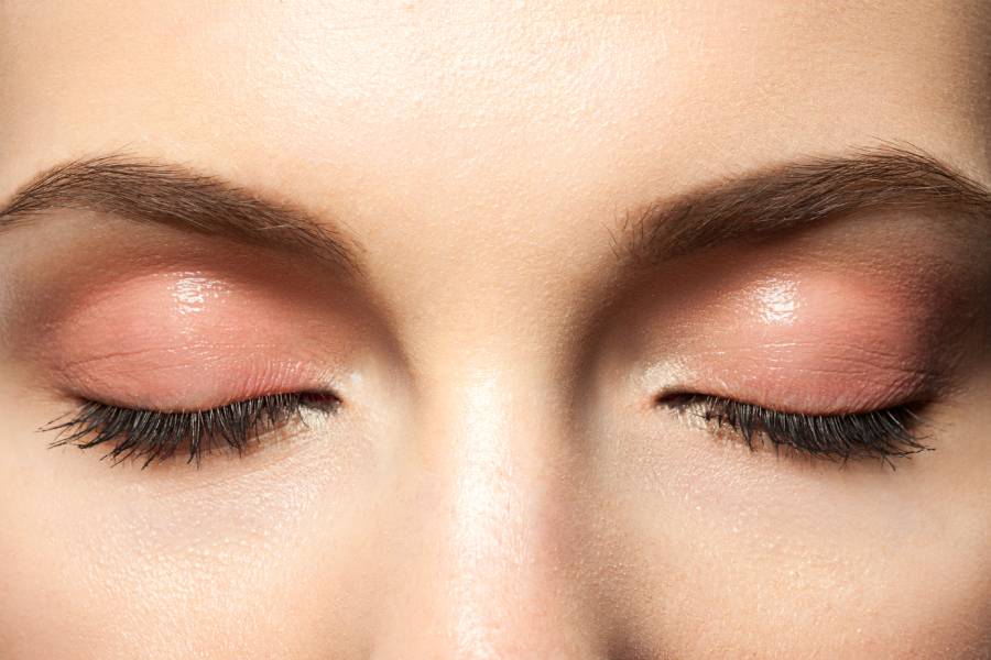 Vùng da xung quanh mắt rất dễ bị ảnh hưởng bởi lão hóa