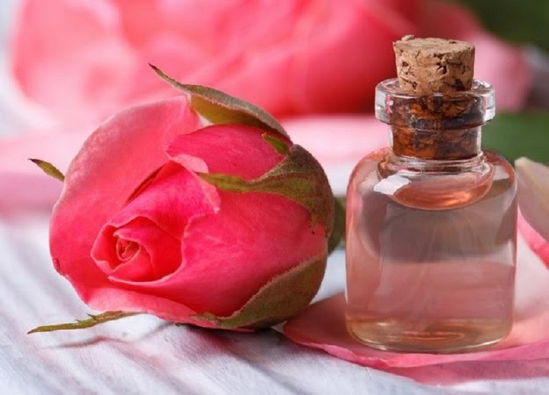 Hình 6 – Sử dụng tinh dầu hoa hồng vừa đẹp da vừa tạo mùi hương cho cơ thể