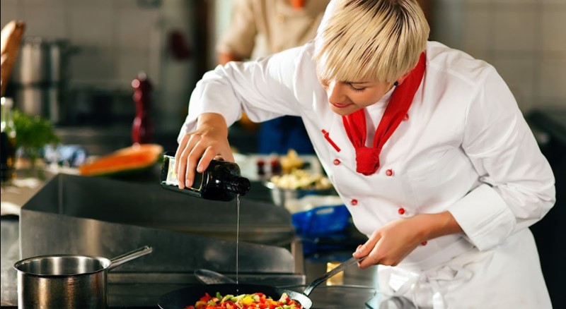 Nữ giới không bằng cấp vẫn có thể học nghề đầu bếp