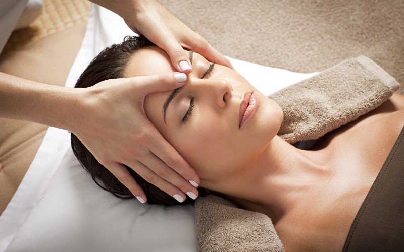 Massage bấm huyệt là một phương pháp chăm sóc rất tốt cho làn da