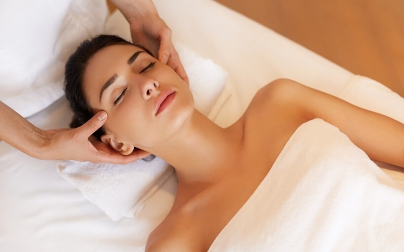Massage bấm huyệt không chỉ giúp đẹp da mà còn hỗ trợ giải tỏa căng thẳng