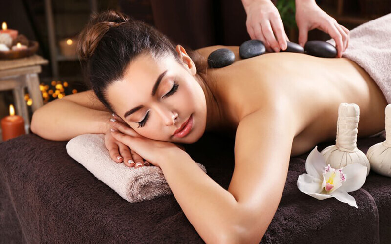 Massage đá nóng giúp cơ thể giảm bớt áp lực