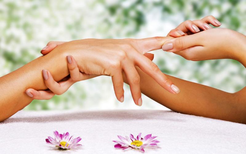 Massage và xoay các vị trí khớp như cổ tay và khuỷu tay sẽ giúp bạn đỡ đau