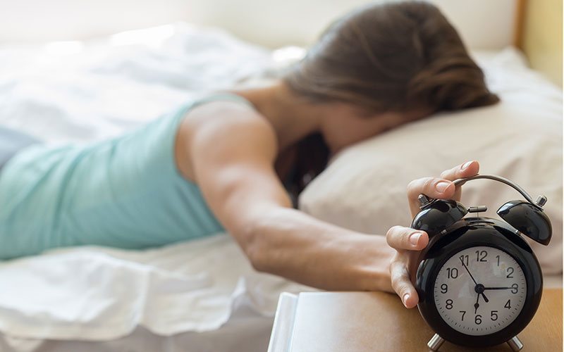 Đặt báo thức xa giường để ngăn chặn được hành động tắt báo thức và ngủ tiếp