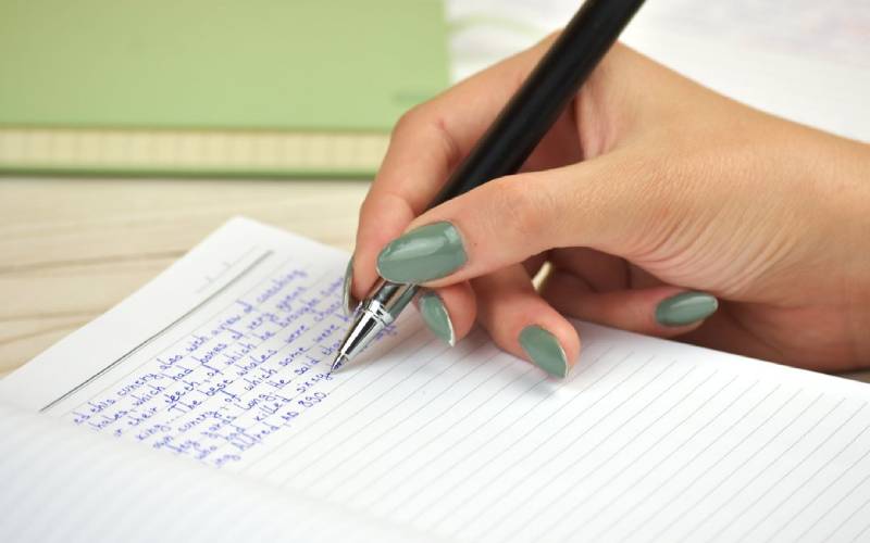 Thay vì tức giận, hãy viết những điều khiến bạn khó chịu ra một tờ giấy