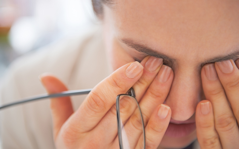 Người làm nail dễ mắc các bệnh về mắt