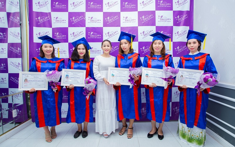 Lễ trao bằng tốt nghiệp cho học viên của Thẩm mỹ viện Thuỷ Tiên